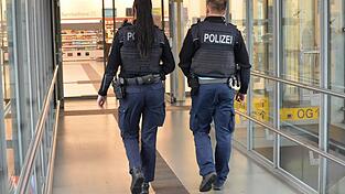 Am Hauptbahnhof Regensburg soll ein 45-Jähriger Nazi-Parolen gerufen haben. Die Bundespolizei ermittelt. (Symbolbild)