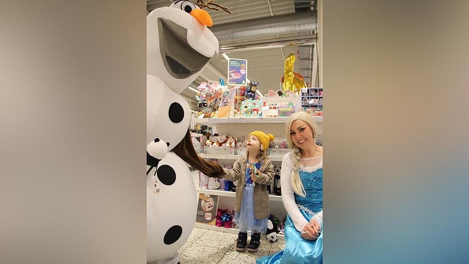 Die kleine Lily beschenkt ihren Helden. Die kleine Lily beschenkt ihren Helden.