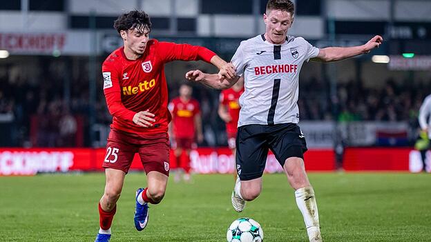 In der zweiten Halbzeit machte der Verler Mittelfeldspieler Dennis Waidner (r.), der sechs Jahre in der Bayern-Jugend spielte, Nicolas Oliveira und Co. einen Strich durch die (Ausw&auml;rtssieg-)Rechnung.