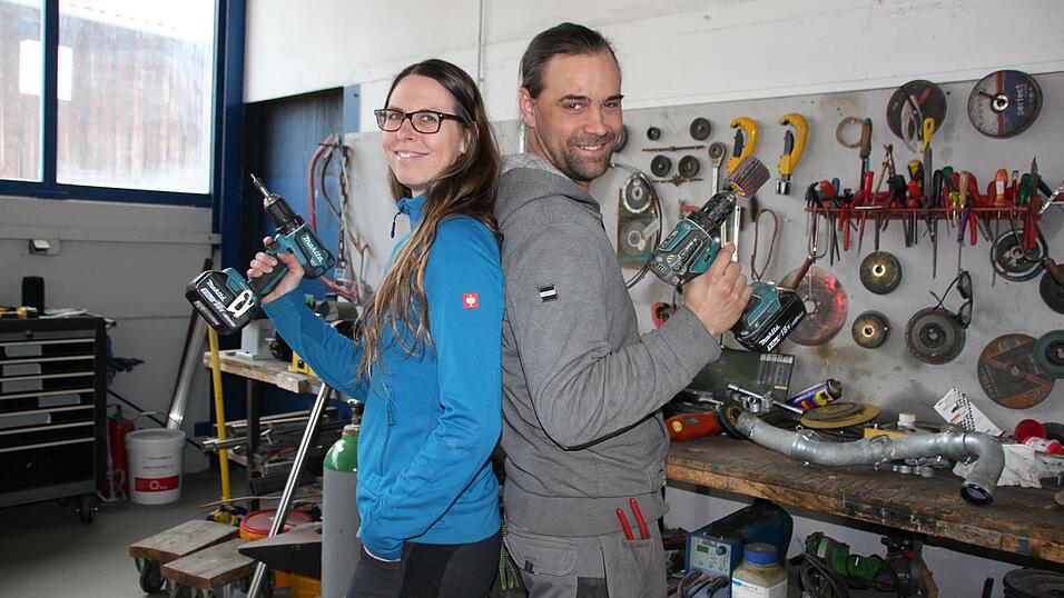 Sabine Klingseisen-Pecher und Clemens Pecher haben viel gemeinsam: Drei Kinder, einen Sanitär- und Heizungsbaubetrieb und Sinn für Humor. Sabine Klingseisen-Pecher und Clemens Pecher haben viel gemeinsam: Drei Kinder, einen Sanitär- und Heizungsbaubetrieb und Sinn für Humor.