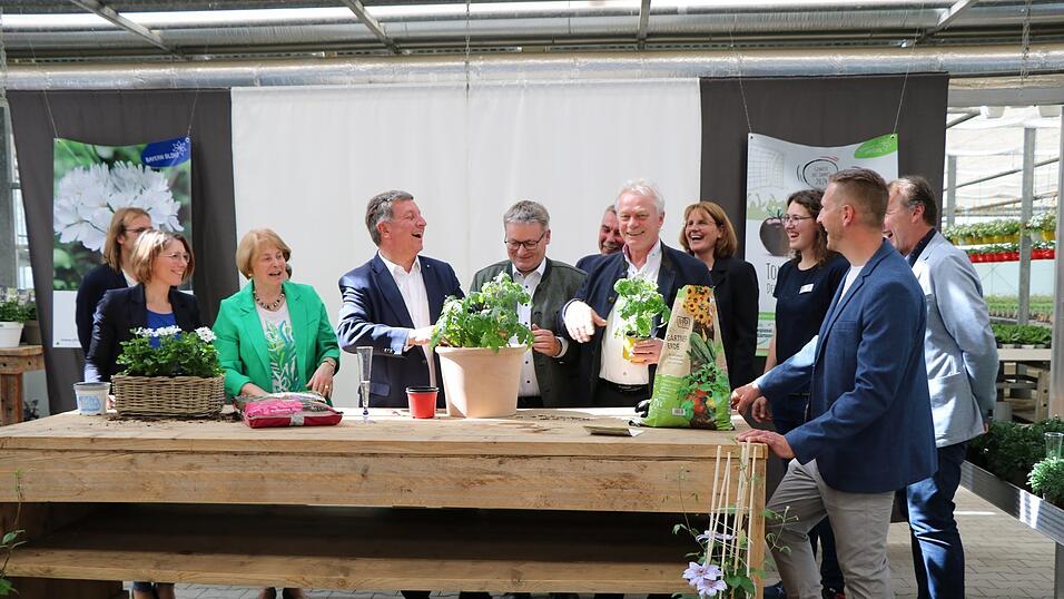 Florian Schmack, Bogens Bürgermeisterin Andrea Probst, stellvertretende Landrätin Barbara Unger, Staatsminister Christian Bernreiter, MdL Josef Zellmeier, Max Holzner, MdB Alois Rainer, Marion Holzner mit Tochter Lisa, BGV-Vizepräsident Willy Enßlin und Roland Öller (von links) beim Befüllen von Pflanzkübeln bei der Taufe. Florian Schmack, Bogens Bürgermeisterin Andrea Probst, stellvertretende Landrätin Barbara Unger, Staatsminister Christian Bernreiter, MdL Josef Zellmeier, Max Holzner, MdB Alois Rainer, Marion Holzner mit Tochter Lisa, BGV-Vizepräsident Willy Enßlin und Roland Öller (von links) beim Befüllen von Pflanzkübeln bei der Taufe.