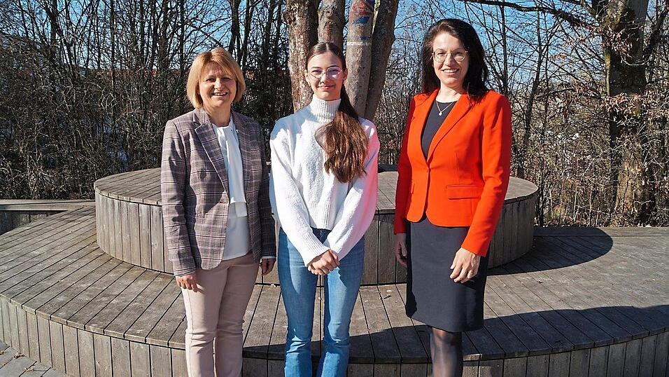 Anna Heinze (Mitte) wird ein Jahr eine High School in Amerika besuchen. Der Bundesstaat und die Gastfamilie sind noch offen. Schulleiterin Birgit Maier (l.) ist sehr stolz auf die 16-Jährige. MdB Martina Englhardt-Kopf (r.) begleitet den Auslandsaufenthalt als Patin. Anna Heinze (Mitte) wird ein Jahr eine High School in Amerika besuchen. Der Bundesstaat und die Gastfamilie sind noch offen. Schulleiterin Birgit Maier (l.) ist sehr stolz auf die 16-Jährige. MdB Martina Englhardt-Kopf (r.) begleitet den Auslandsaufenthalt als Patin.