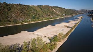 Das Niedrigwasser am Rhein macht sich auch an den Tankstellen bemerkbar.
