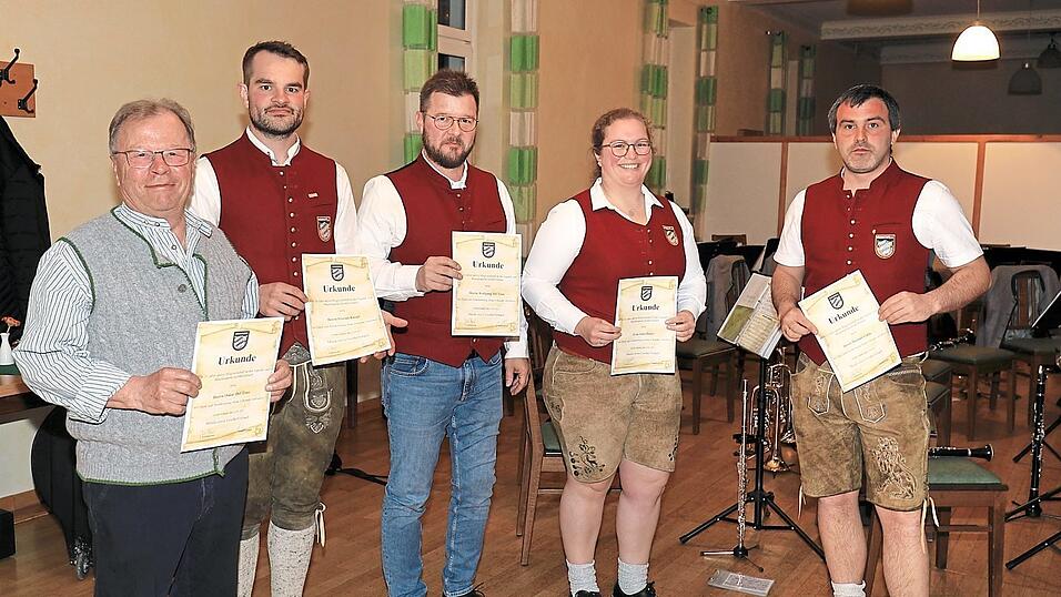 F&uuml;r langj&auml;hrige aktive Mitgliedschaft wurden im Rahmen der Versammlung Ehrungen ausgesprochen: F&uuml;r 35 Jahre an Oskar Del Toso (v.l.), an Florian Knopf f&uuml;r 20 Jahre, Wolfgang Del Toso 35 Jahre, Julia Bauer 20 Jahre, Michael Vohla 25 Jahre.