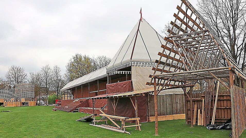 Der Turnierplatz: Auf dieser Tribüne werden bei den Festlichen Spielen im nächtlichen Lager auch Herzog Georg der Reiche und Prinzessin Hedwig von Polen sitzen. Der Turnierplatz: Auf dieser Tribüne werden bei den Festlichen Spielen im nächtlichen Lager auch Herzog Georg der Reiche und Prinzessin Hedwig von Polen sitzen.