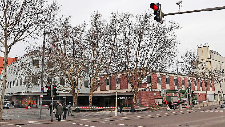 Am Steiner-Thor-Platz wird erst einmal über mehrere Monate lang der vorhandene Gebäudekomplex, der bisher Woolworth beherbergte, abgebrochen. 2026 soll dann mit dem Neubau begonnen werden. Am Steiner-Thor-Platz wird erst einmal über mehrere Monate lang der vorhandene Gebäudekomplex, der bisher Woolworth beherbergte, abgebrochen. 2026 soll dann mit dem Neubau begonnen werden.