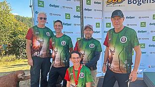 Friedrich Sellmaier (v.li.), Rudolf Oßner, Markus Wenzl, Uli Grätz-Veit und vorne Judith Wenzl bei den Deutschen Meisterschaft WA 3D des Deutschen Sportschützenbundes in Bad Kreuznach.