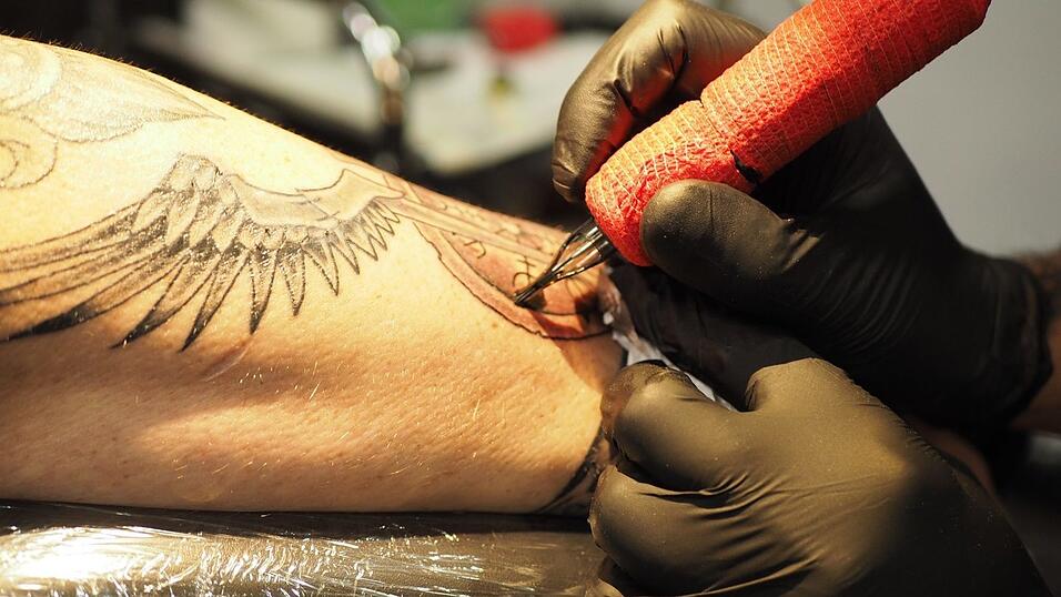 Rund 40 Aussteller und etwa 80 Tattoo-Künstler sind auf der Tattoo Convention vertreten. Rund 40 Aussteller und etwa 80 Tattoo-Künstler sind auf der Tattoo Convention vertreten.