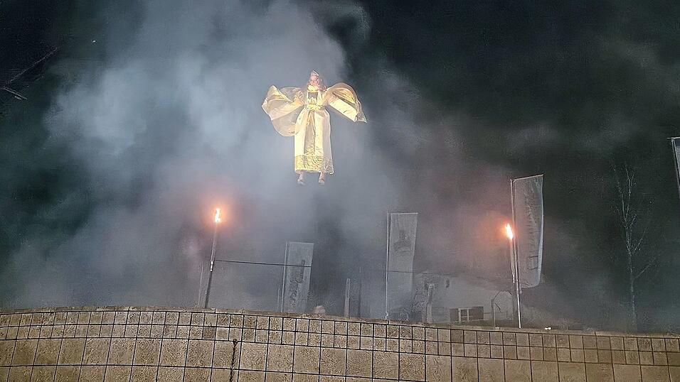 Aus dem Abendhimmel kam das Christkind zur Er&ouml;ffnung geflogen.