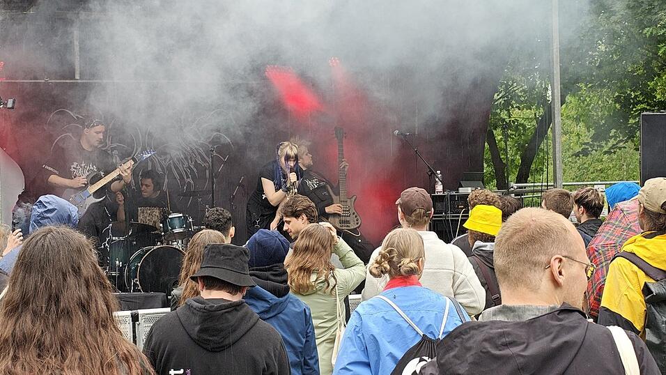 Die Bands spielten auch bei schlechtem Wetter. Die Bands spielten auch bei schlechtem Wetter.