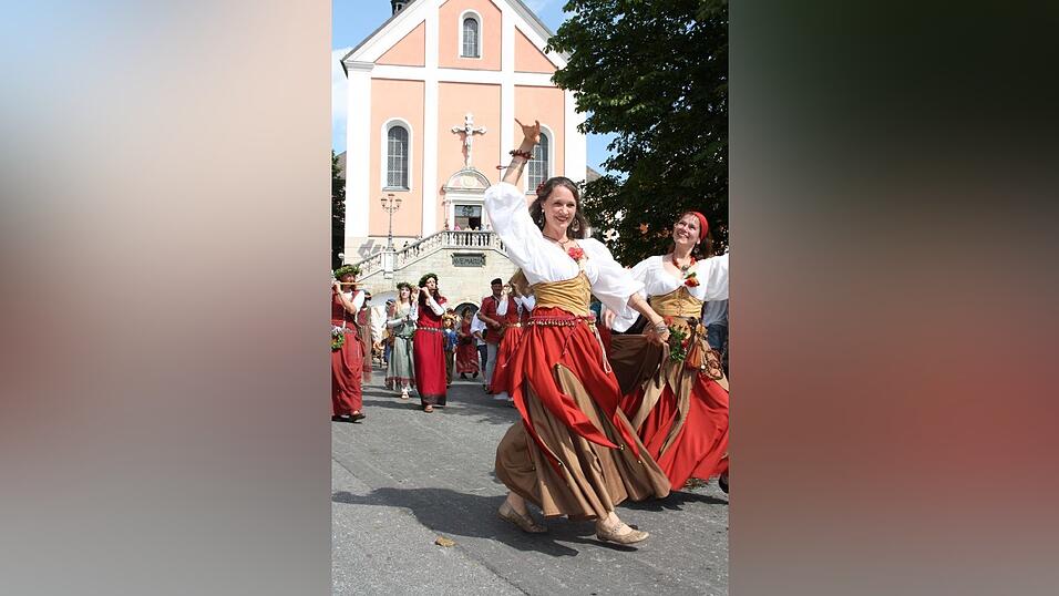 Die schönsten Augenblicke des historischen Drachenstich-Festzuges 2016. Die schönsten Augenblicke des historischen Drachenstich-Festzuges 2016.