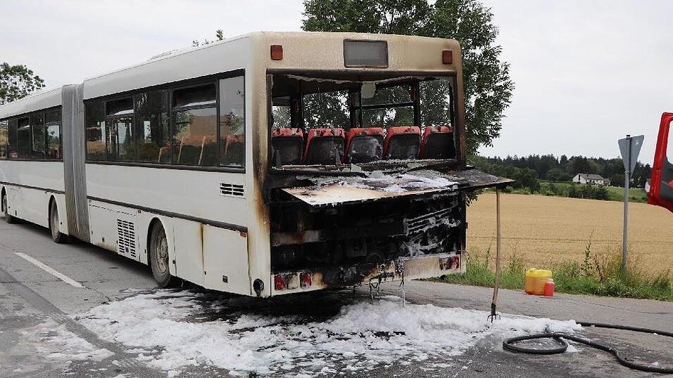 Am frühen Donnerstagabend fing ein voll besetzter Bus bei Wallerfing im Landkreis Deggendorf Feuer.