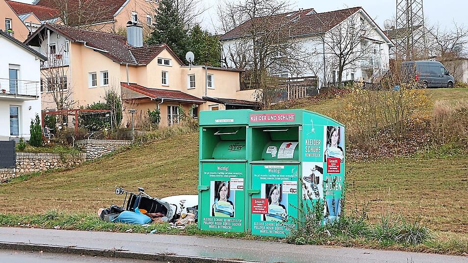 Der Altkleider-Container in der Mainburger Ringstraße werd ständig als Müllabladeplatz missbraucht. Der Altkleider-Container in der Mainburger Ringstraße werd ständig als Müllabladeplatz missbraucht.