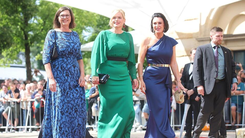 Bayerns Landtagspräsidentin Aigner, Bundestagspräsidentin Klöckner und die frühere österreichische Politikerin Elisabeth Köstinger (von links) schreiten über den roten Teppich.