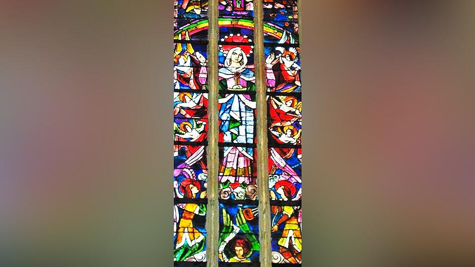 Die Szene der Himmelfahrt Marias im Chor-Mittelfenster der Vilsbiburger Pfarrkirche.