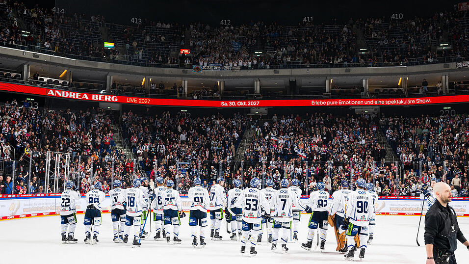 Saison-Aus statt Spiel 7: Nach dem 5:6 in der Verlängerung am Samstagabend mussten sich die Spieler der Straubing Tigers in der Uber Arena von ihren Fans für diese Spielzeit verabschieden. Saison-Aus statt Spiel 7: Nach dem 5:6 in der Verlängerung am Samstagabend mussten sich die Spieler der Straubing Tigers in der Uber Arena von ihren Fans für diese Spielzeit verabschieden.