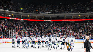 Saison-Aus statt Spiel 7: Nach dem 5:6 in der Verl&auml;ngerung am Samstagabend mussten sich die Spieler der Straubing Tigers in der Uber Arena von ihren Fans f&uuml;r diese Spielzeit verabschieden.