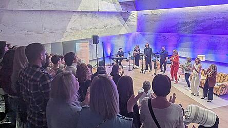 Der &bdquo;Mutausbruch&ldquo; der beiden Podcasterinnen &bdquo;frisch & faltig&ldquo; im Blaibacher Konzerthaus gemeinsam mit vier Musikern von &bdquo;s&acute;Herzwerk&ldquo; und mutigen Frauen aus der Region war ein voller Erfolg.