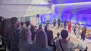 Der &bdquo;Mutausbruch&ldquo; der beiden Podcasterinnen &bdquo;frisch & faltig&ldquo; im Blaibacher Konzerthaus gemeinsam mit vier Musikern von &bdquo;s&acute;Herzwerk&ldquo; und mutigen Frauen aus der Region war ein voller Erfolg.
