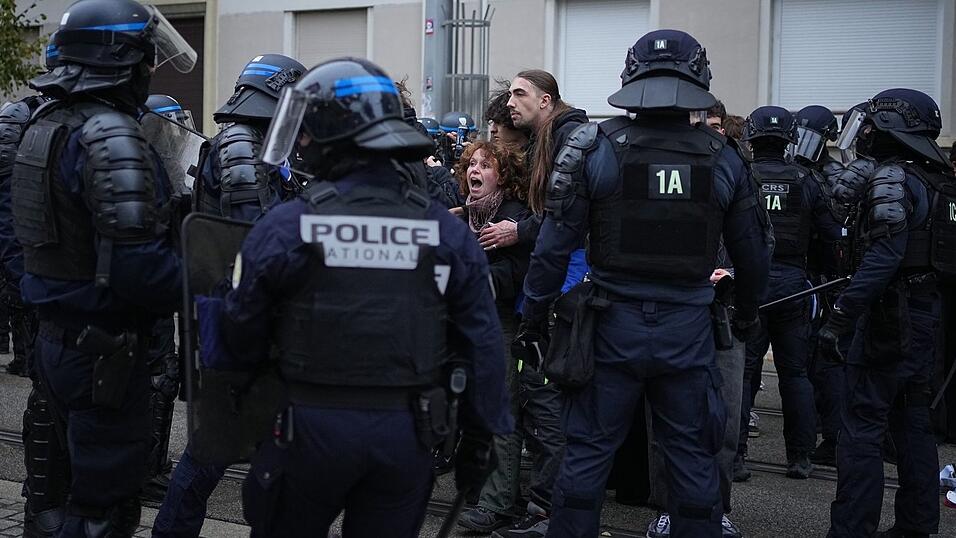 Die Polizei war mit einem Großaufgebot im Einsatz. Die Polizei war mit einem Großaufgebot im Einsatz.