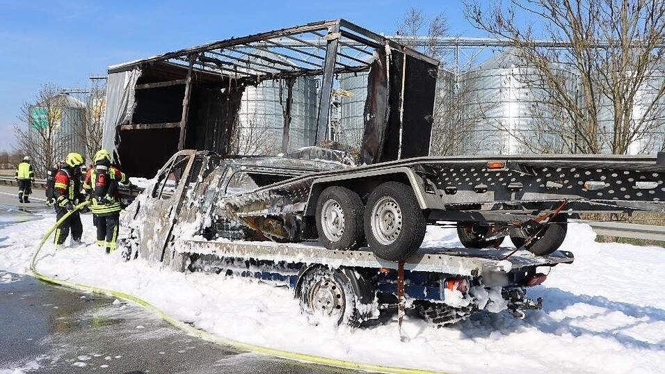 Bei dem Unfall auf der A3 fingen beide Fahrzeuge danach Feuer und mussten gelöscht werden. Bei dem Unfall auf der A3 fingen beide Fahrzeuge danach Feuer und mussten gelöscht werden.