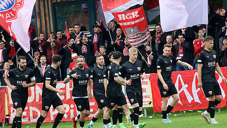 Die Freude währte nicht lange: Die Buchbacher bejubeln den Führungstreffer von Kevin Hingerl (3. von links).