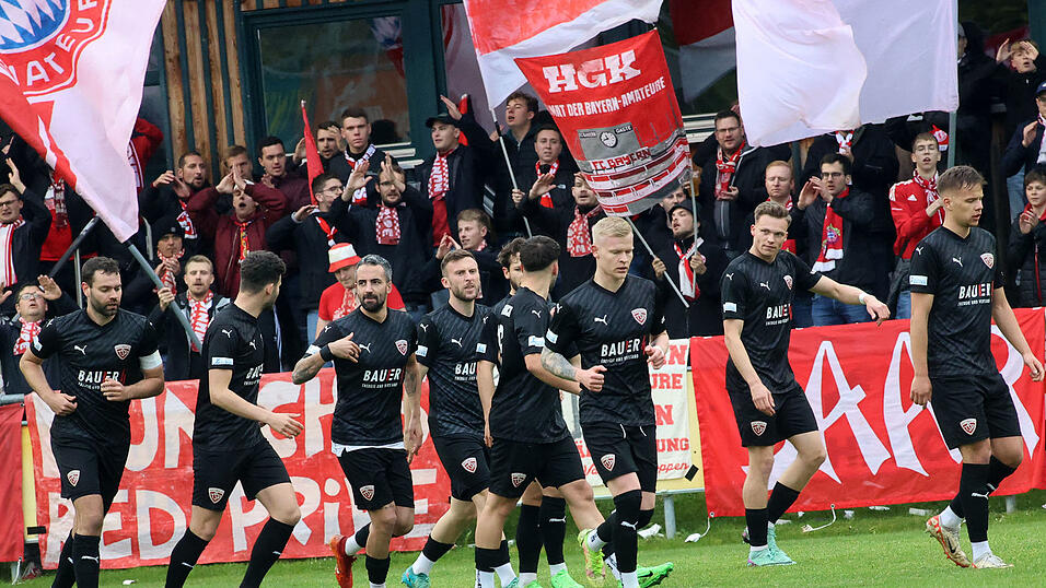 Die Freude währte nicht lange: Die Buchbacher bejubeln den Führungstreffer von Kevin Hingerl (3. von links). Die Freude währte nicht lange: Die Buchbacher bejubeln den Führungstreffer von Kevin Hingerl (3. von links).