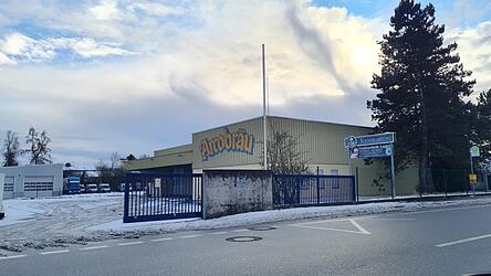 Die Niederlassung von Arcobr&auml;u Moos an der Schlesischen Stra&szlig;e 226 ist seit Kurzem geschlossen. Wie Brauereidirektor Holger Fichtel erkl&auml;rt, wurde der Standort an einen &bdquo;sehr seri&ouml;sen Interessenten&ldquo; verkauft.