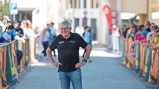 Toni Kiebler mittendrin: Beim diesj&auml;hrigen Dingolfinger Halbmarathon war der langj&auml;hrige Vorsitzende wieder auf der Strecke im Einsatz.