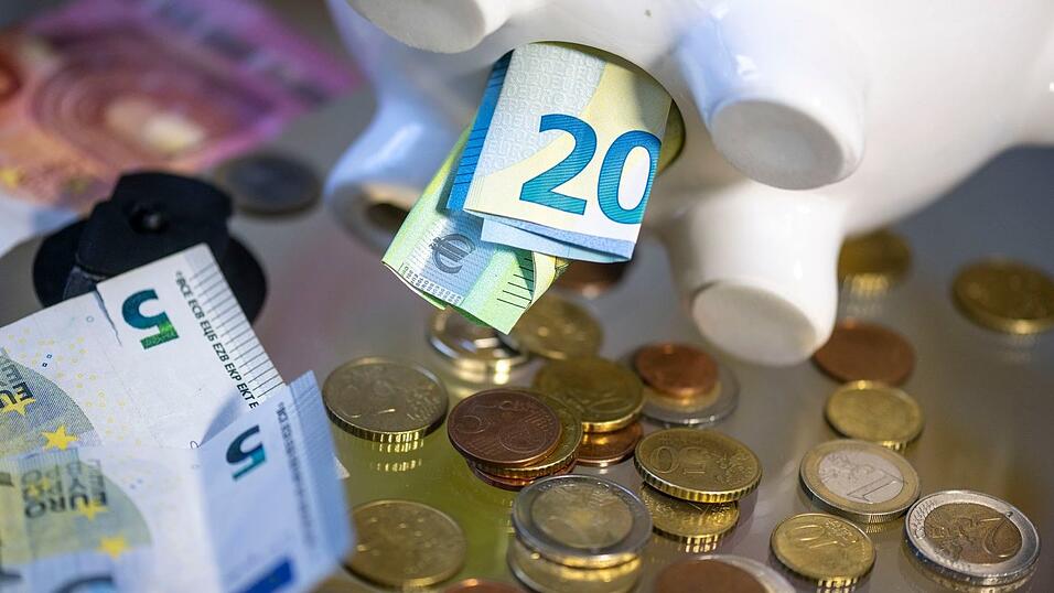 Die Menschen in Deutschland haben auch im vergangenen Jahr überdurchschnittlich viel gespart. (Symbolbild) Die Menschen in Deutschland haben auch im vergangenen Jahr überdurchschnittlich viel gespart. (Symbolbild)