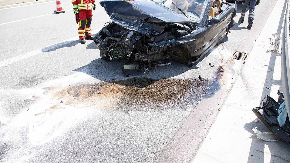 Horror-Unfall am Sonntag auf der B15 neu bei Neufahrn im Landkreis Landshut. Ein 26-jähriger Mann wurde dabei lebensgefährlich verletzt.