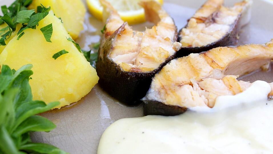 Forelle kommt meist im Ganzen oder filetiert auf den Teller - dabei sind Forellen-Steaks die sinnvolle Alternative.