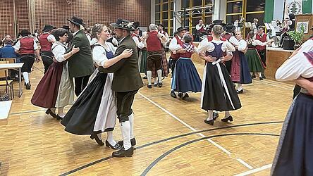 Drehendes und wirbelndes Brauchtum den Menschen nähergebracht - Beim Volkstanztreffen des Bayerischen Waldgaues geht es rund.