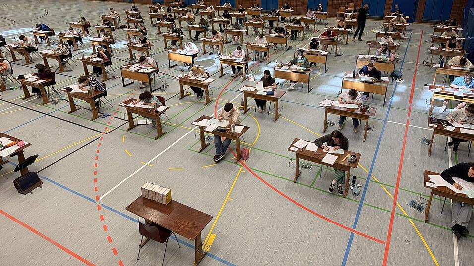 &Uuml;ber 50 Sch&uuml;ler des Dominicus-von-Linprun-Gymnasiums haben das Mathe-Abitur am Mittwoch mitgeschrieben.