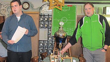 Hauptorganisator Mario Kiefl (links) und der erste Vorsitzender des FC Furth im Wald, Christoph Haimerl, bei der Auslosung der Gruppen.