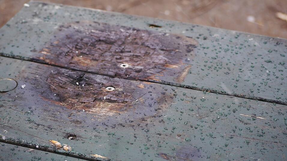 Tischplatte angezündet. Tischplatte angezündet.