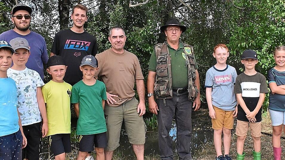 Sieben Jungen und ein tapferes Mädchen interessierten sich für den Angelsport - hier zusammen mit den Betreuern vom Fischereiverein. Sieben Jungen und ein tapferes Mädchen interessierten sich für den Angelsport - hier zusammen mit den Betreuern vom Fischereiverein.