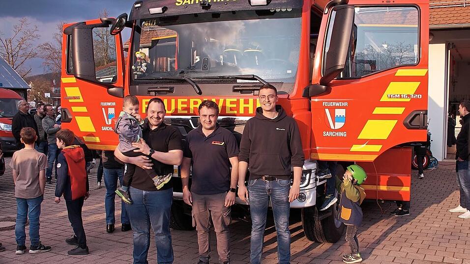 Die drei Kommandanten sind m&auml;chtig stolz auf ihr neues LF20 (von rechts): Patrick Eibl, Daniel Riedhammer und Bastian Meier mit Sohn Florian.