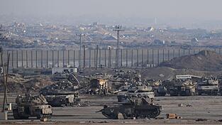 Panzer und anderes Militärgerät befeuern die Klimakrise - doch ihre Emissionen müssen nicht gemeldet werden. Panzer und anderes Militärgerät befeuern die Klimakrise - doch ihre Emissionen müssen nicht gemeldet werden.