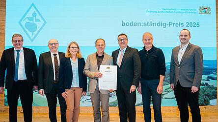 Leonhard Berger (Mitte) und Gattin Petra erhielten Gl&uuml;ckw&uuml;nsche von (v.l.) Hans-Peter Schmucker, Leiter des Amtes f&uuml;r L&auml;ndliche Entwicklung (ALE) Niederbayern, Kelheims Landrat Martin Neumeyer, Roland Spiller, Leiter der Verwaltung f&uuml;r L&auml;ndliche Entwicklung Bayern, Klaus Amann, Gesch&auml;ftsf&uuml;hrer des Landschaftspflegeverbands Kelheim V&ouml;F und Maximilian Frank, Projektleiter am ALE.