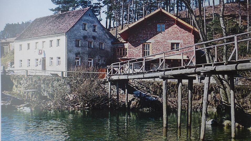 Das Foto stammt aus dem Jahr 1942. Links oben ist die Gleisunterführung zu sehen, unter der die Blaibacher nach Weißenregen gingen. Das Foto stammt aus dem Jahr 1942. Links oben ist die Gleisunterführung zu sehen, unter der die Blaibacher nach Weißenregen gingen.