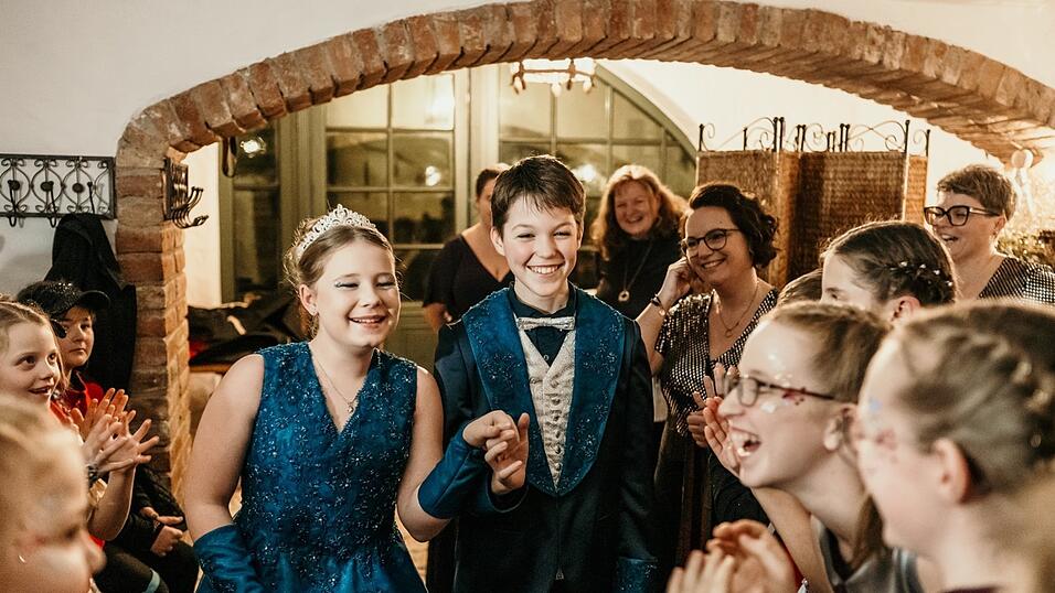 Das Kinderprinzenpaar der Mainburger Narrhalla, Lena II. und Kilian I., freuen sich auf die Auftritte.