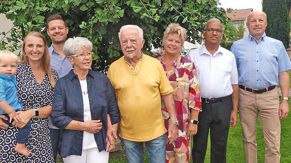 Das Jubelpaar inmitten der Familie und Gratulanten. Das Jubelpaar inmitten der Familie und Gratulanten.