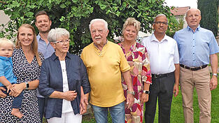 Das Jubelpaar inmitten der Familie und Gratulanten.
