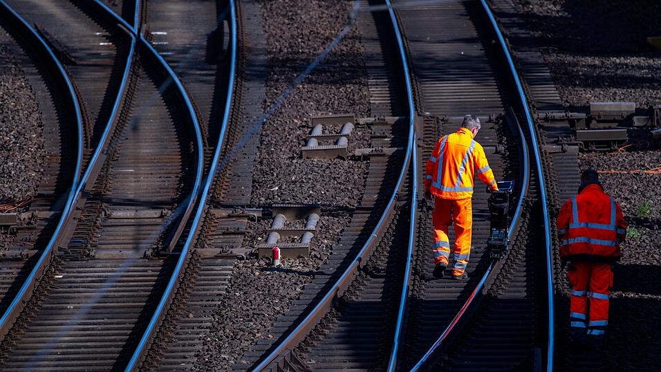 Die geplanten Gleissanierungen der Deutschen Bahn in den kommenden Jahren machen das Ziel, Verspätungen zu reduzieren, zu einer großen Herausforderung.