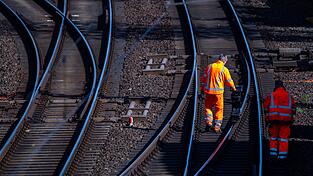 Die geplanten Gleissanierungen der Deutschen Bahn in den kommenden Jahren machen das Ziel, Verspätungen zu reduzieren, zu einer großen Herausforderung.