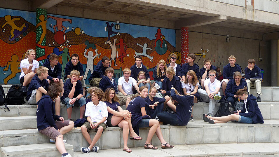 Teneriffa - Gruppenbild im Schulhof. Teneriffa - Gruppenbild im Schulhof.