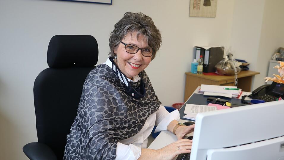 Sachgebietsleiterin Petra Haslbeck kümmert sich mit 13 Mitarbeitern um Hilfe und Beratung bei besonderen Problemfällen, speziell bei alten oder gehandicapten Menschen. Sachgebietsleiterin Petra Haslbeck kümmert sich mit 13 Mitarbeitern um Hilfe und Beratung bei besonderen Problemfällen, speziell bei alten oder gehandicapten Menschen.