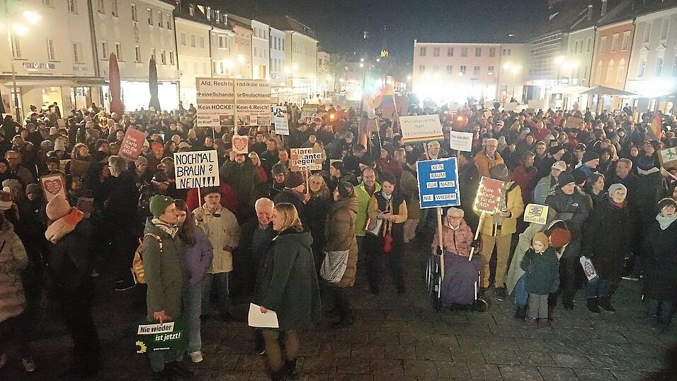 Zum zweiten Mal innerhalb von knapp zwei Wochen traten auf dem Oberen Stadtplatz in Deggendorf rund 500 Menschen f&uuml;r die Demokratie ein und standen Schulter an Schulter gegen die AfD und andere rechtsextreme Organisationen.