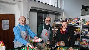 Franz Wiedemann (links), Martin R&uuml;th und Astrid Kindsm&uuml;ller sortieren bei der Berberhilfe neue Waren ein. Mittwochs und Samstags ist Ausgabe. Dann stehen Wiedemann und R&uuml;th auch wieder in der K&uuml;che und kochen f&uuml;r die Klienten eine warme Mahlzeit.